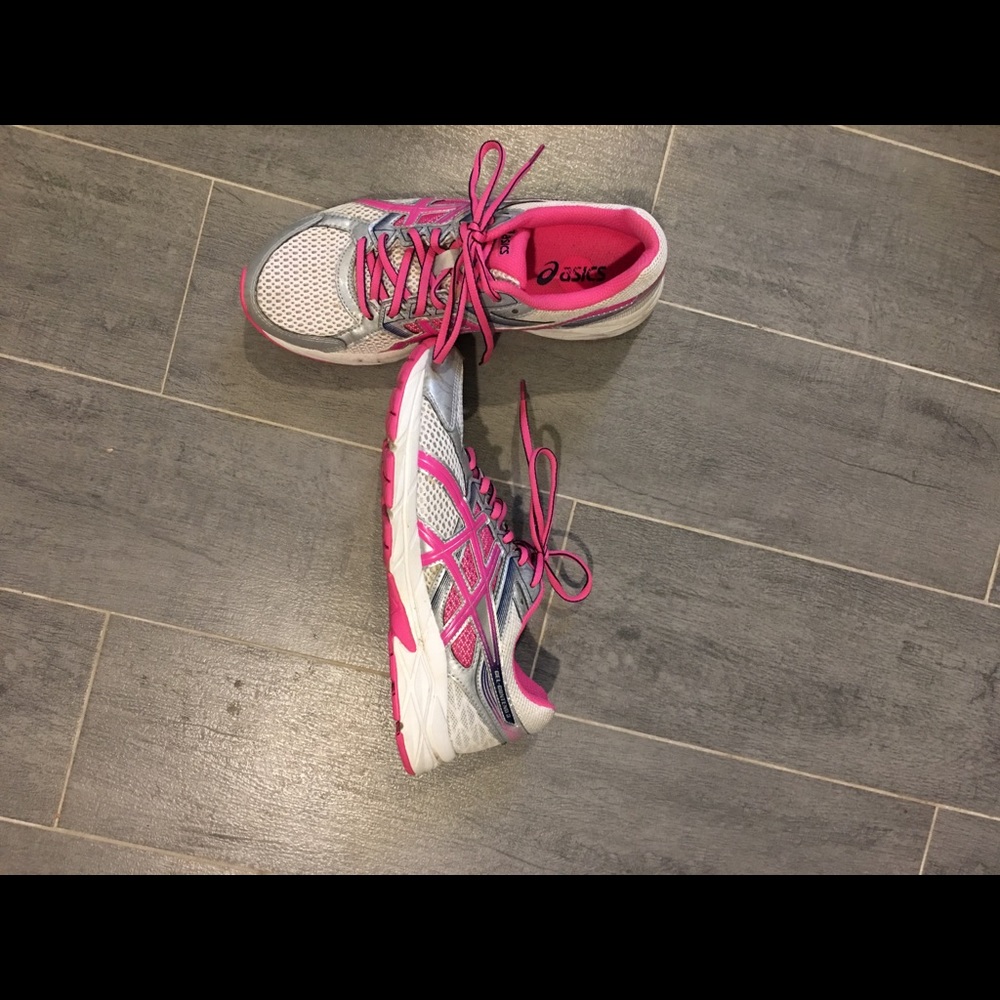 Size 8.5 brand new white and hot pink Asics.